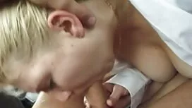 Žena u crnim čarapam ...