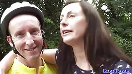Peggy ubacuje različ ...