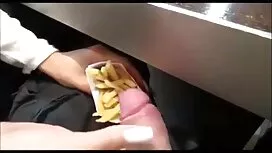 Prsata plavuša u nao ...