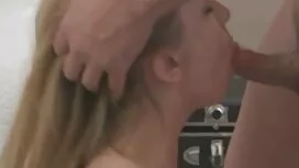 Mlada djevojka mjeri ...