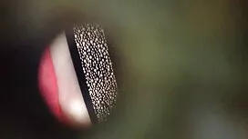 Mršava djevojka poka ...