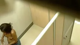 Mladi vrući momak je ...