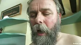 Curly brineta žustro ...