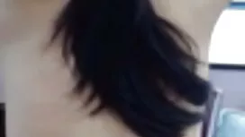 Prsata djevojka zgra ...
