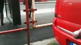 Mala mršava crna žen ...
