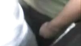 Žena pozira i pokazu ...