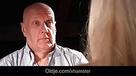 Prekrasna plavuša u  ...