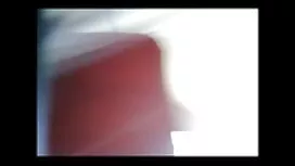 Curvy žena pokazuje  ...